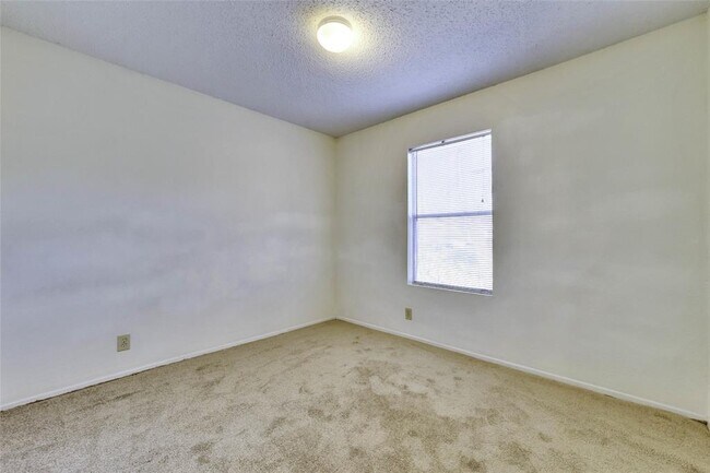 Building Photo - 9802 Hundred Oaks Cir