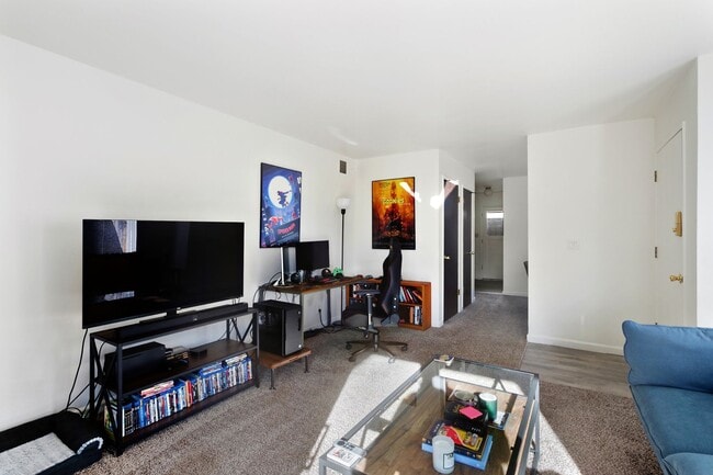 Building Photo - 2 Bedroom 2 Bedroom Home in East Davis with solar