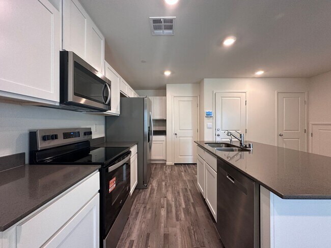 Building Photo - BRAND NEW 3 BEDROOM TOWNHOUSE W/LOFT