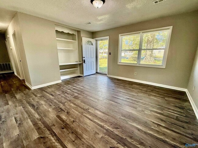 Building Photo - 2432 Yorkshire Dr SW