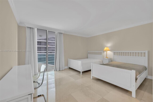 Building Photo - 1800 N Bayshore Dr