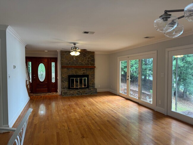 Building Photo - Four Bedroom Lake House in Denver