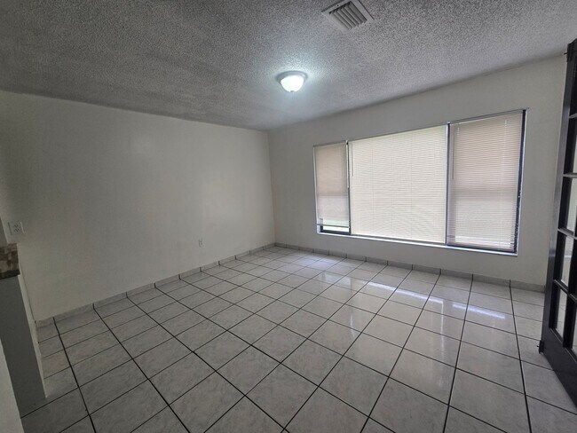 Building Photo - 3 bed / 2 bath plus den Home in Eatonville