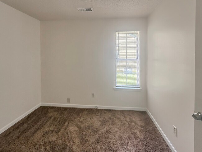 Building Photo - House 3 Bedroom 2 Bath