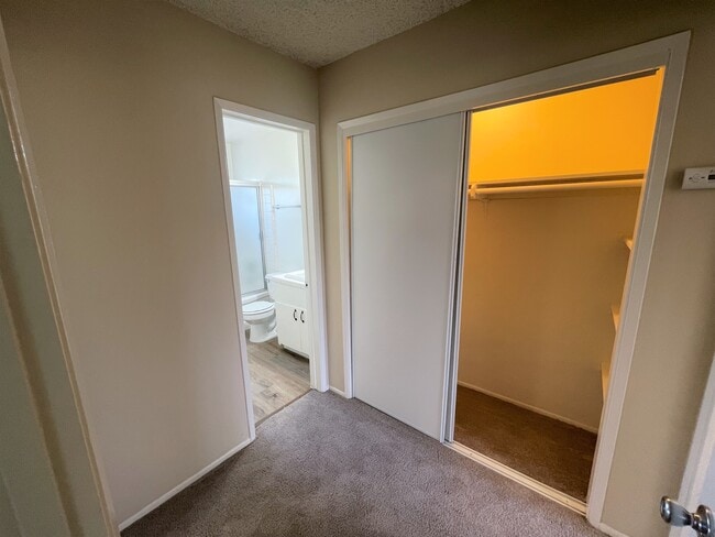 Building Photo - 100 S Altadena Dr