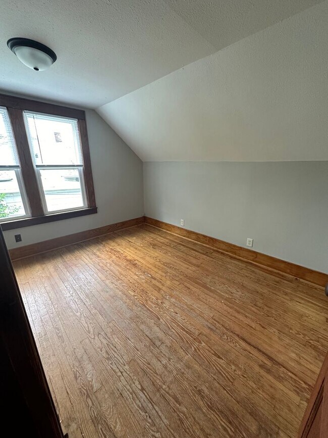 Building Photo - 507 Dewey Ave