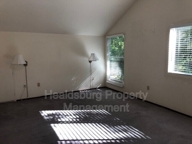 Building Photo - 1304 Foothill Dr