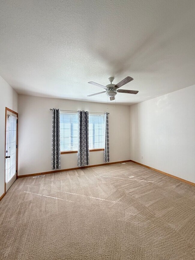 Building Photo - Spacious 3-Bed Home with Private Baths, Owners are offering a 10%discount to military families