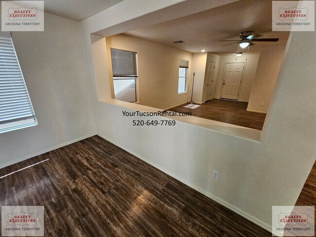 Building Photo - 3/2 & a Loft, AC off of River Road near Oracle Road