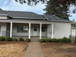 Building Photo - Updated 3 bedroom 2 bathroom duplex in his...