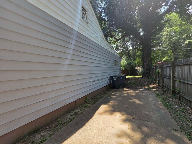Building Photo - 3447 Dunn Ave