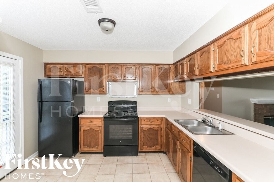 Building Photo - 8491 Highland Glen Cir N