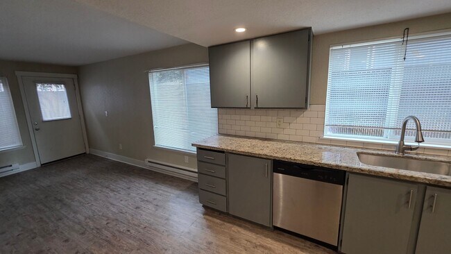 Building Photo - Open Concept Townhome with Balcony