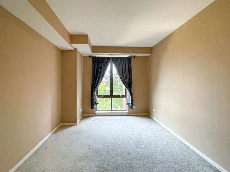 Building Photo - 343 W Old Town Ct