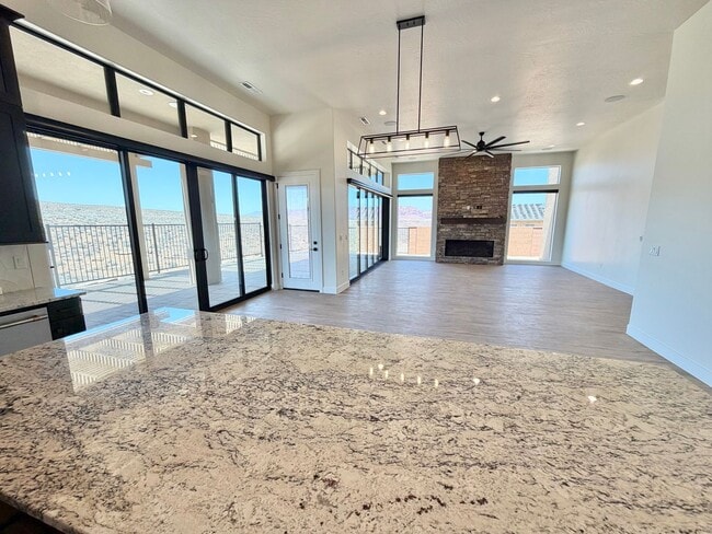 Building Photo - Beautiful Single-Level Home with Trail Access & Stunning Views!!! Pet Friendly!