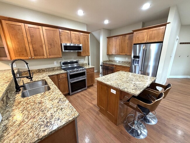 Building Photo - Absolutely Stunning, 6-Bed 3.5 Bath Execut...