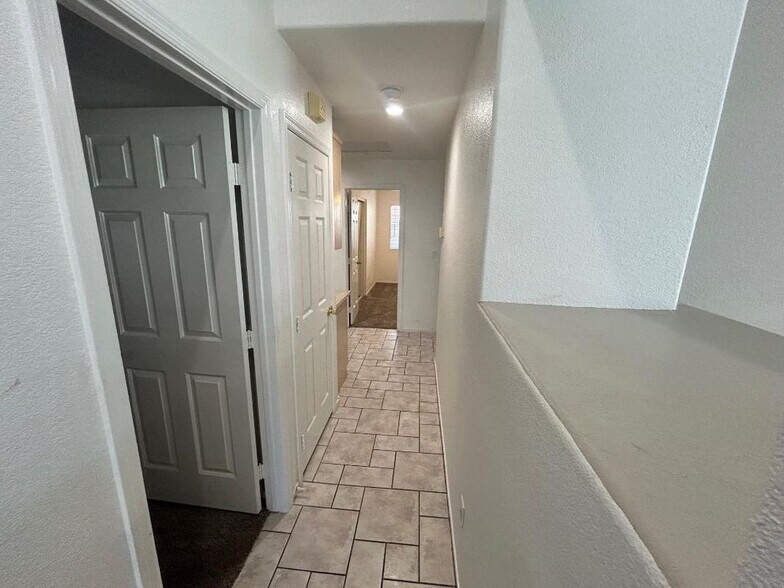 Building Photo - 6138 Circling Hawk Dr