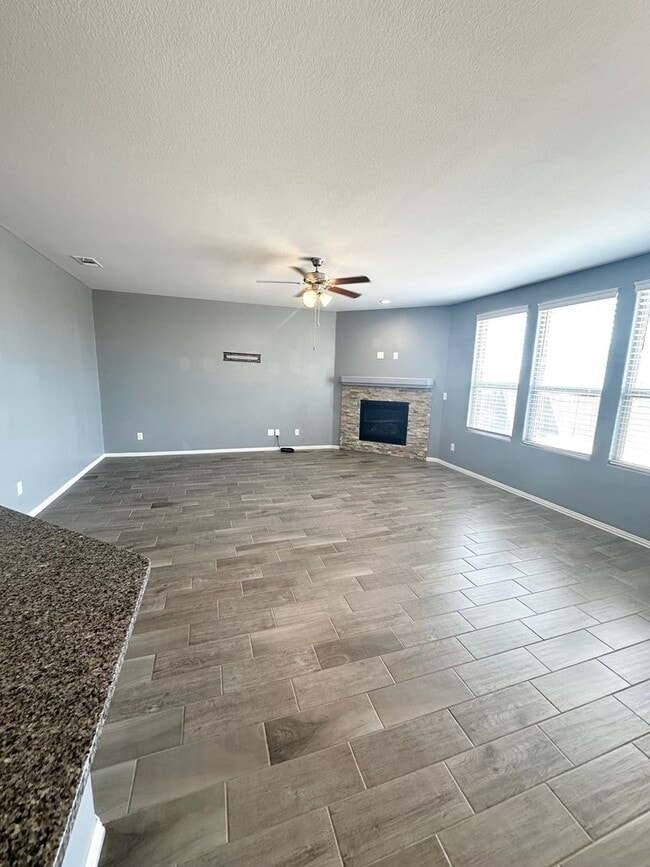 Building Photo - 4 Bed 2 Bath W/ BONUS ROOM Ready to Rent A...
