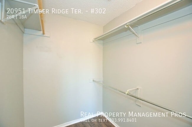 Building Photo - Updated 2 Bedroom Condo In Ashburn Farm Fo...