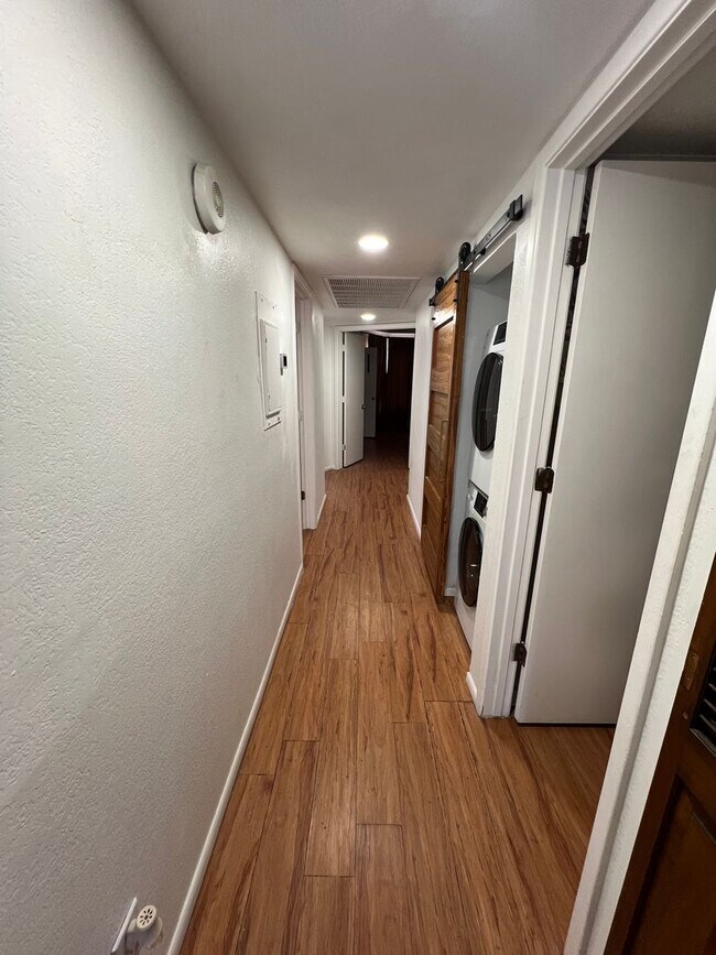 Building Photo - 3 Bedroom 2 bath Condo in Midvale!