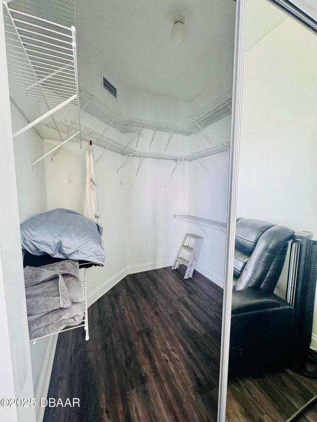 Building Photo - 231 Riverside Dr