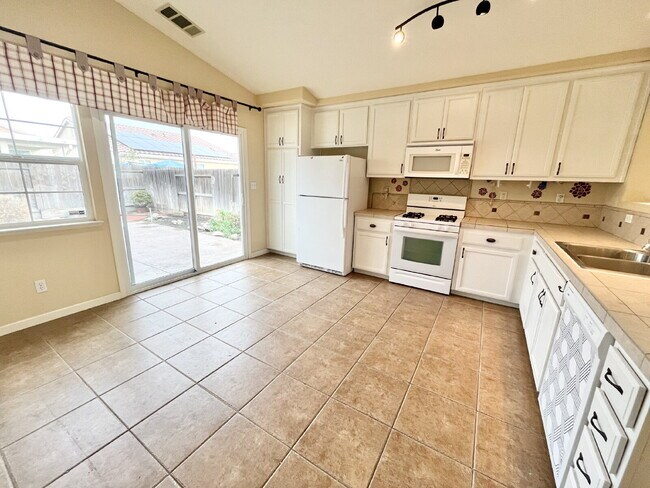 Building Photo - North Merced: $2179 3 Bedroom 2 Bathroom p...