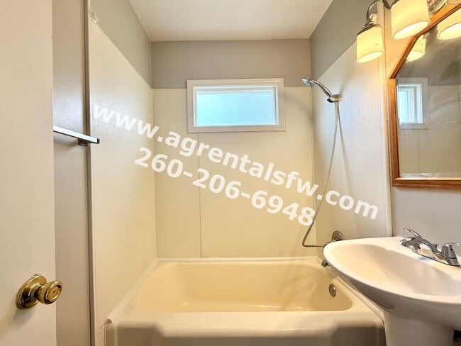 Building Photo - 2 Bedroom House