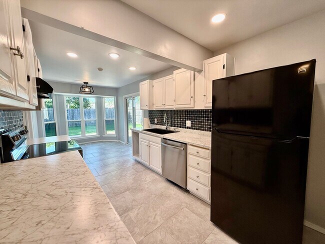 Building Photo - Nice 3 bedroom 2.5 bath near Jenks HS