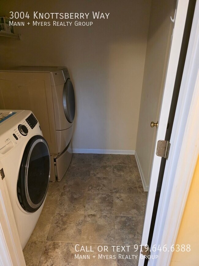 Building Photo - 3004 Knottsberry Way