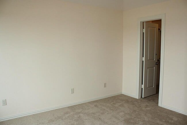 Building Photo - 2046 Palm Forest Ln
