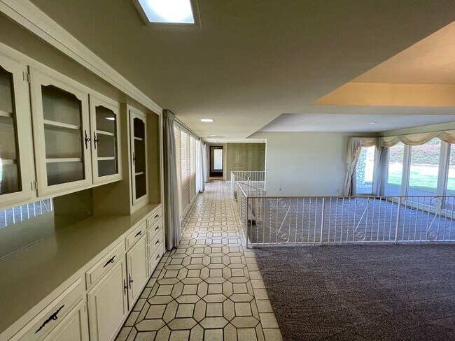 Building Photo - Custom home located next to Oakdale Country Club!