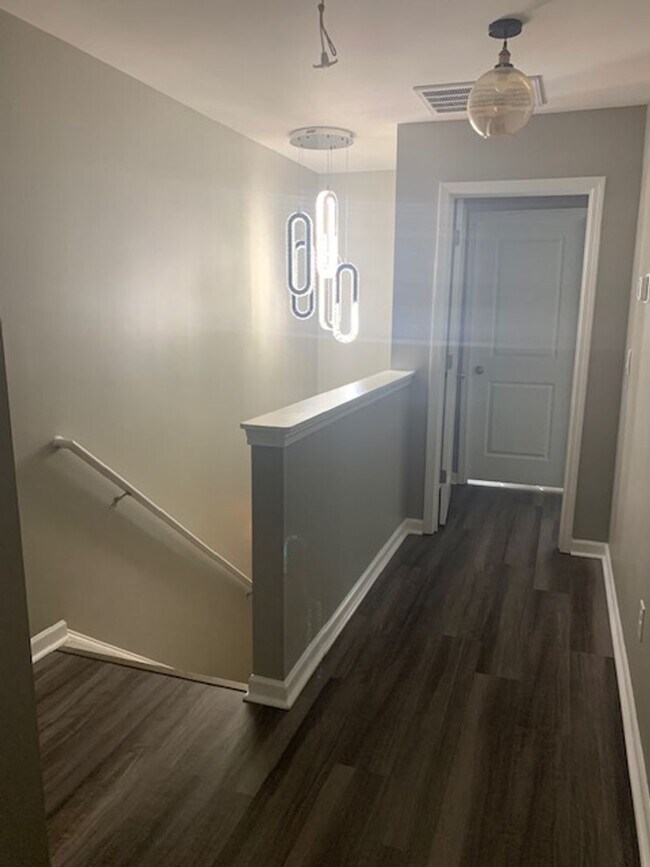 Building Photo - Townhouse