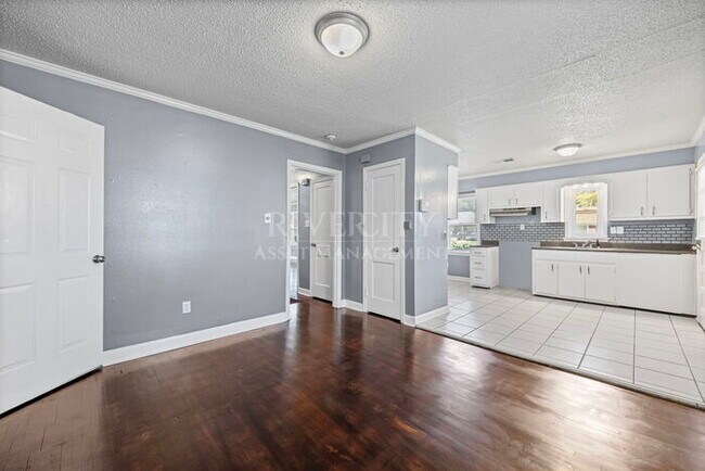 Building Photo - A MUST SEE, AMPLE SPACE HERE AND VERY MODERN !!!!! SECTION 8 WELCOMED