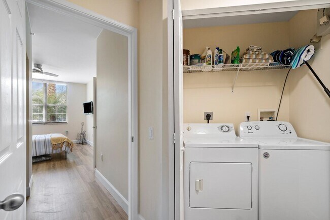 Building Photo - 630 S Sapodilla Ave