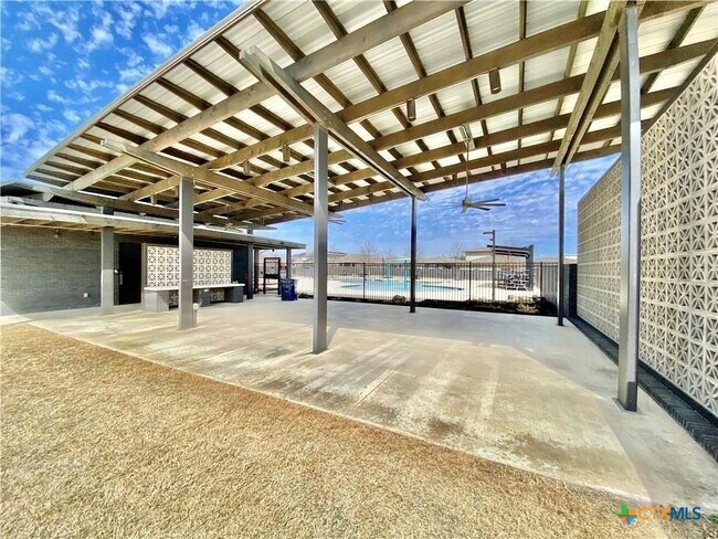 Building Photo - 100 Geminiflora Bend