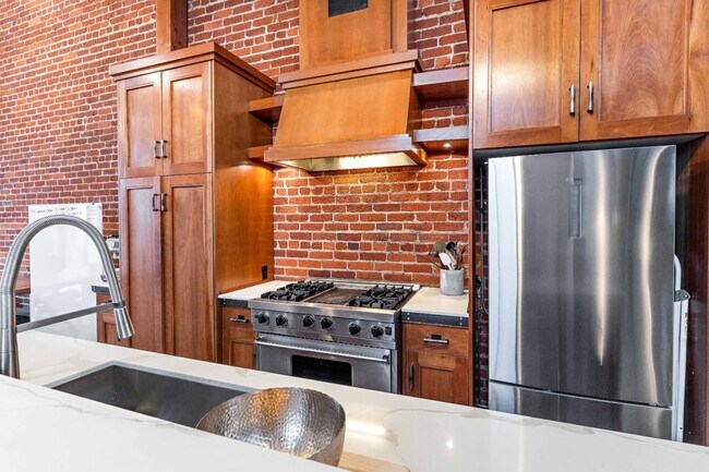 Building Photo - 657 3rd St