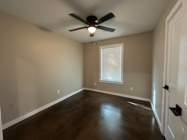 Building Photo - 501 Ave 3 NW