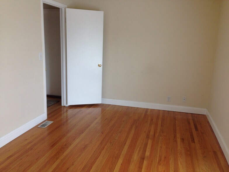 Building Photo - 115 Medinah Pl
