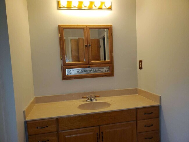 Building Photo - "Spacious 5-Bedroom Retreat with 3 Full Baths in Huntsville – Your Perfect Family Home Awaits!"