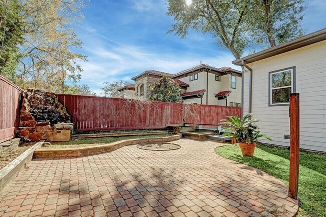Building Photo - 12903 Figaro Dr