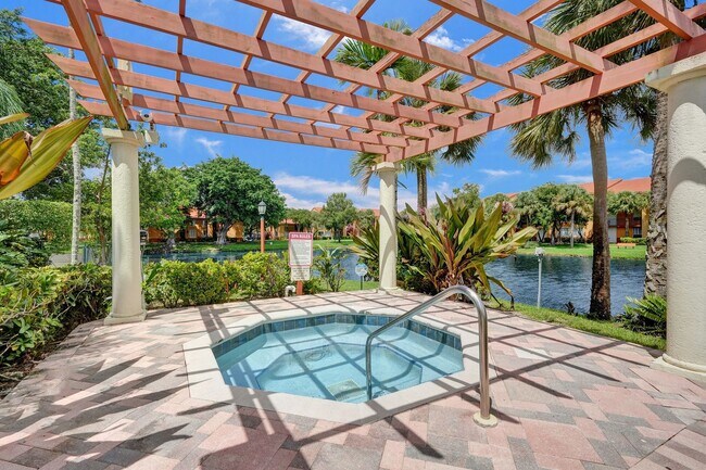 Building Photo - Fully Renovated 3BD/2BA in Lakes of Jacaranda - Plantation