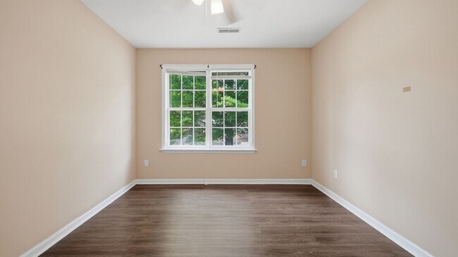 Building Photo - 3 bedroom, 2 bath adorable home in Cleveland!