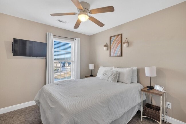 Building Photo - Updated coastal townhome- fully furnished!