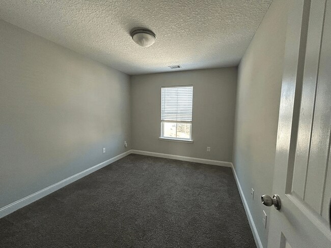 Building Photo - FALL MOVE-IN SPECIAL: 50% OFF 1st MONTH'S ...