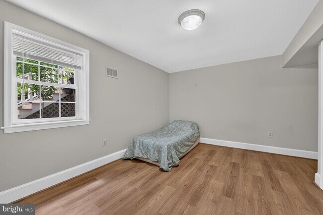 Building Photo - 380 Clagett St SW