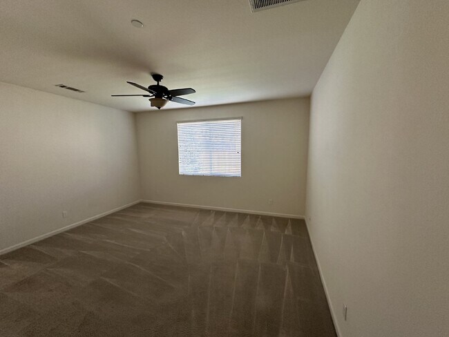 Building Photo - Gorgeous 4 Bedroom, 2.5 Bath Single Story in Summer Lakes Community