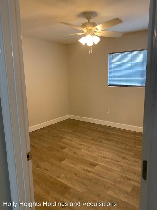 Building Photo - 2 br, 1 bath Apartment - 718 SW 67th Ter