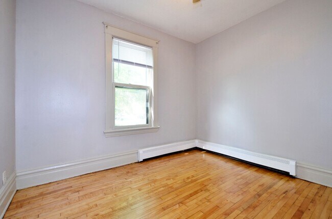 Building Photo - Spacious 3-Bedroom Lower-Level Unit Available Now in West St. Paul!