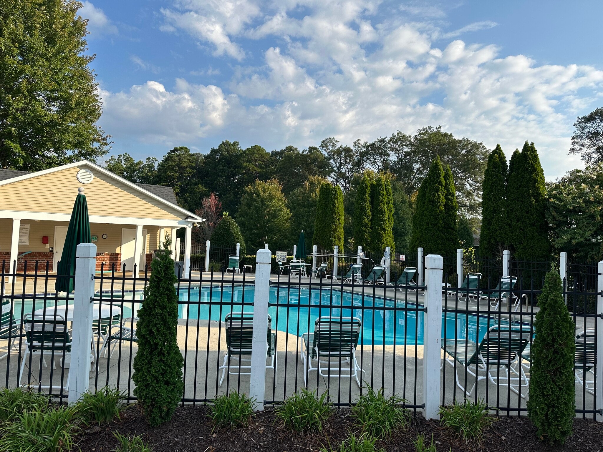 Building Photo - 415 Cedar Pines Dr