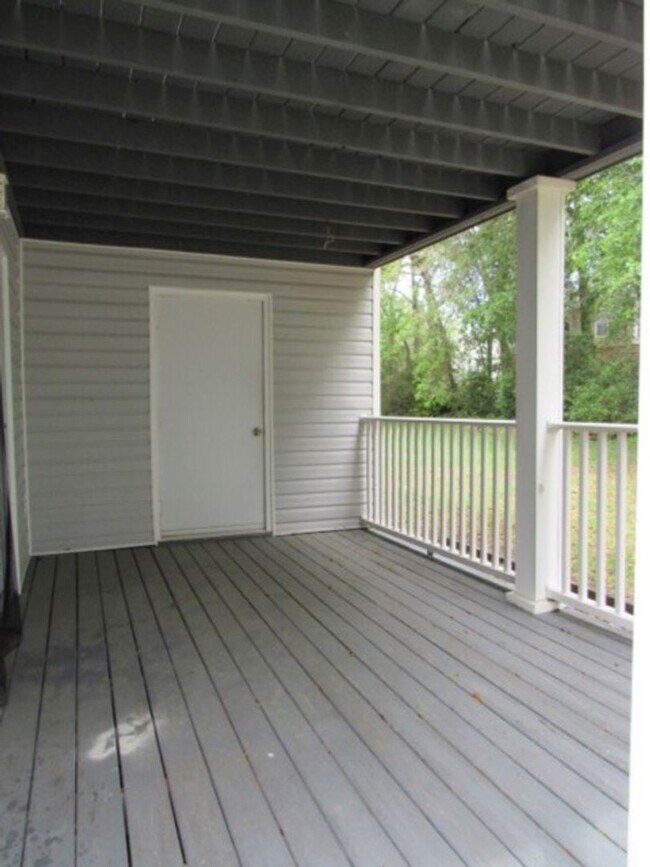 Building Photo - Downstairs condo at Lake Chateau!